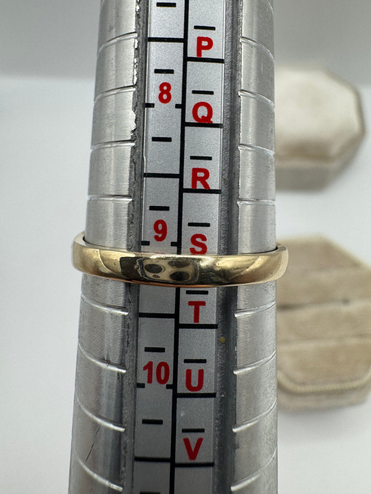9ct gold engraved signet ring