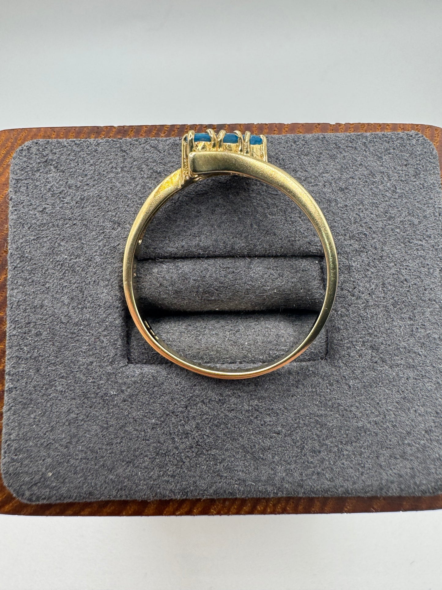 9ct gold blue apatite ring