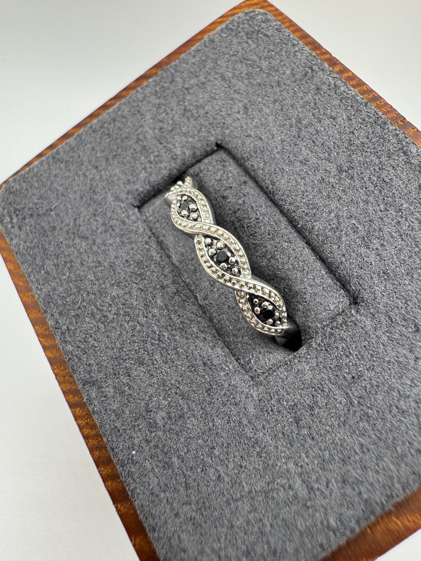 9ct gold diamond ring (inc black diamonds)