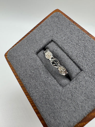 9ct white gold diamond (inc black diamond) ring