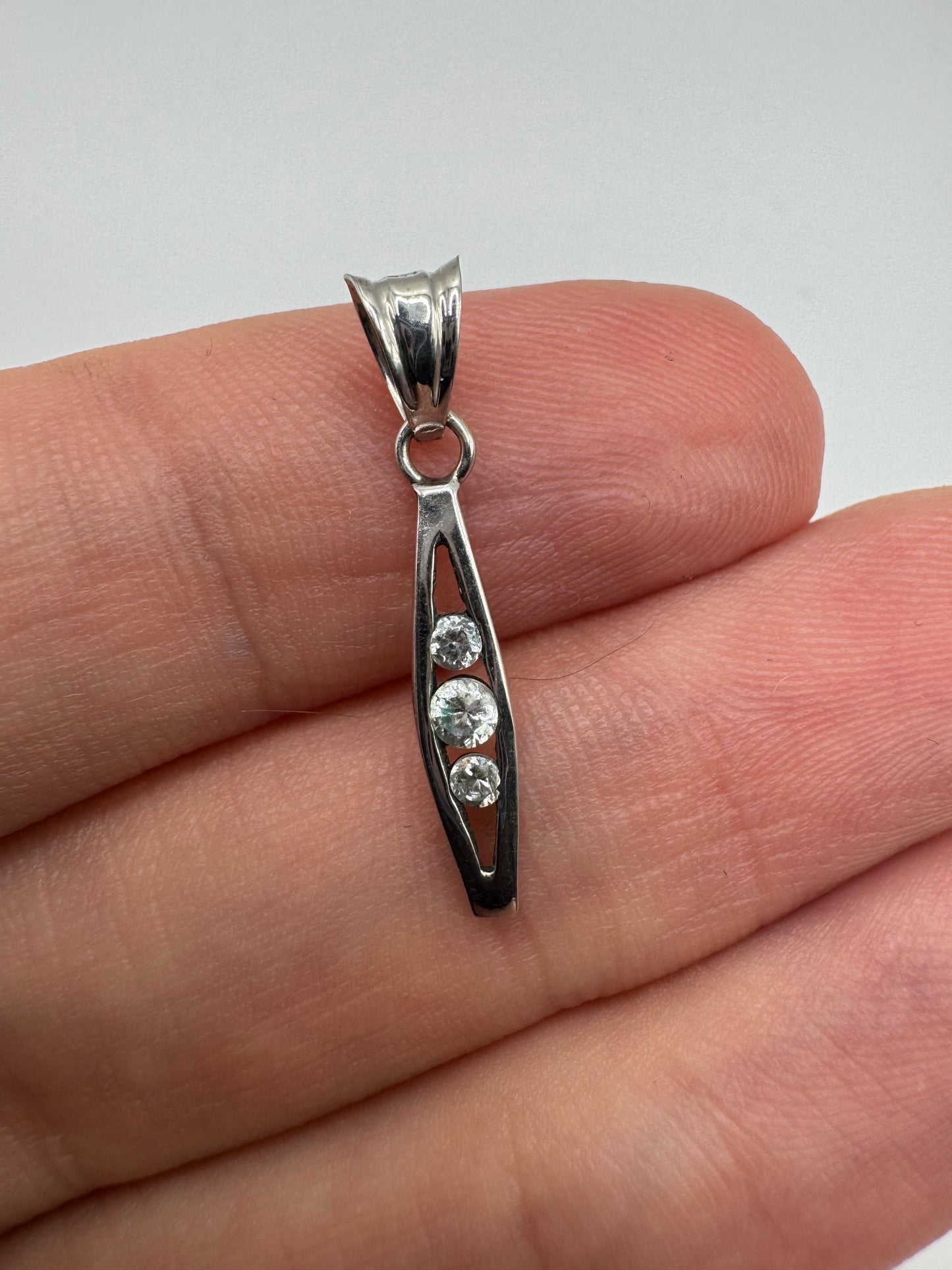 9ct white gold cz pendant