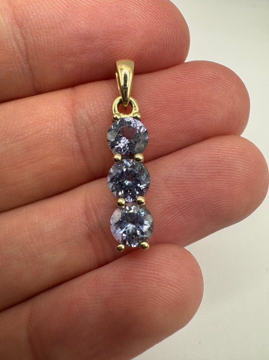 9ct gold tanzanite pendant