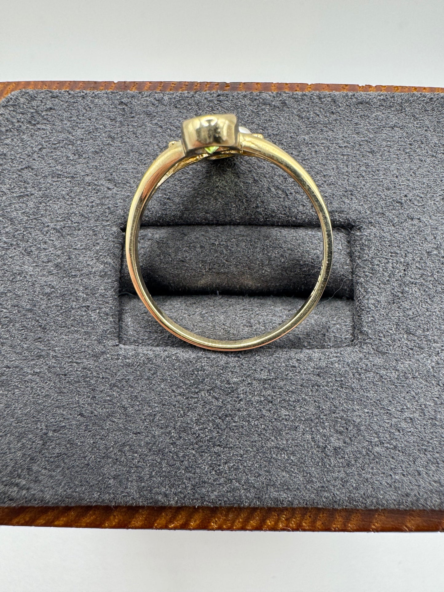 9ct gold peridot and pearl cluster ring