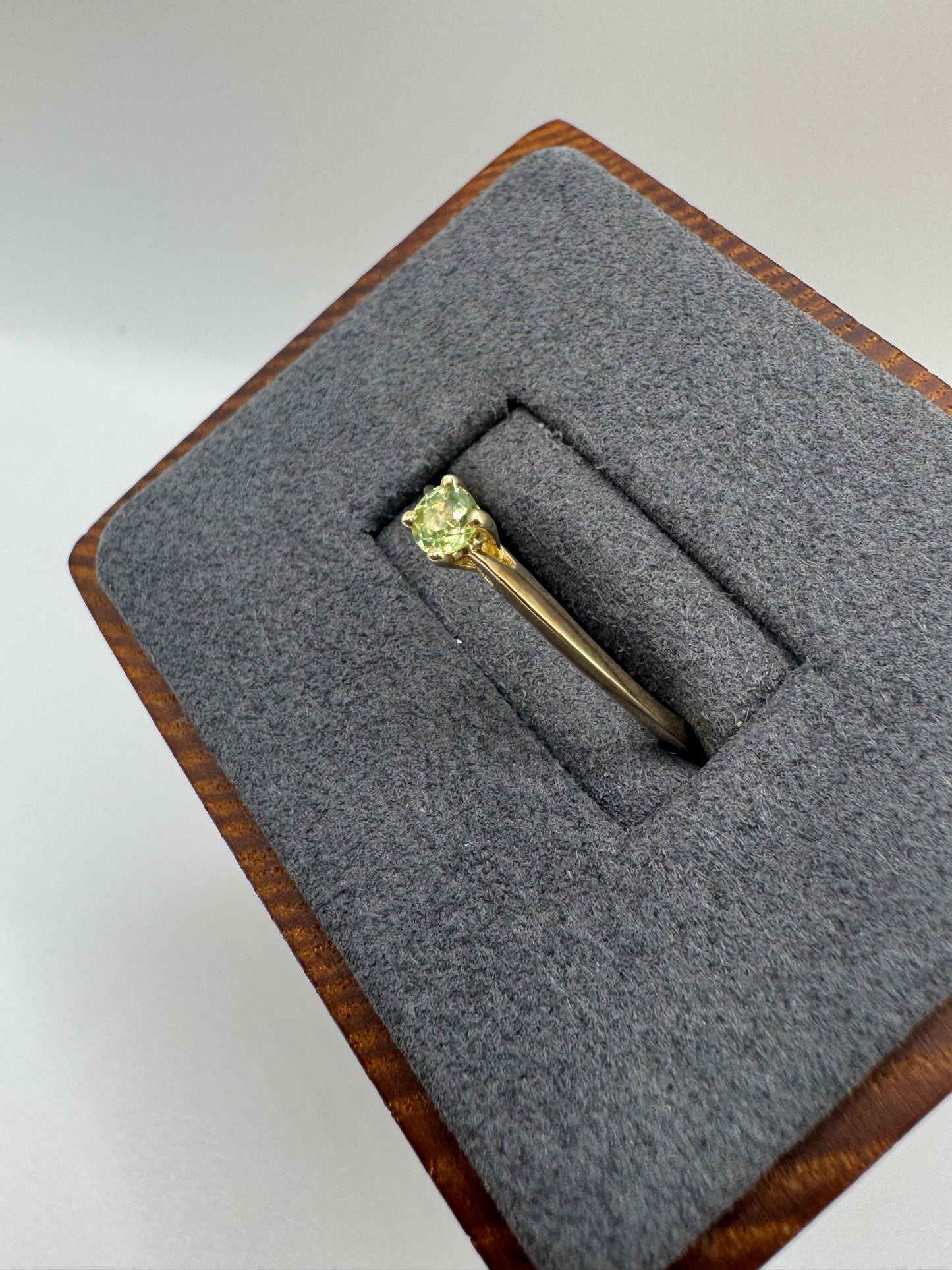 9ct gold peridot ring