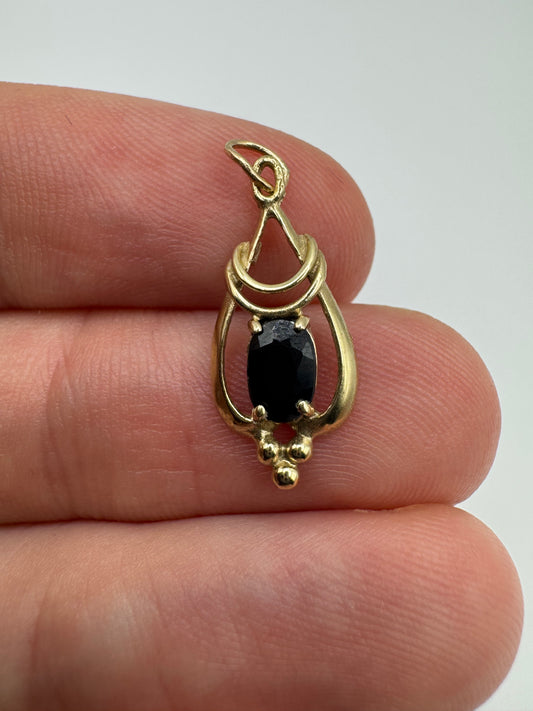 9ct gold sapphire pendant