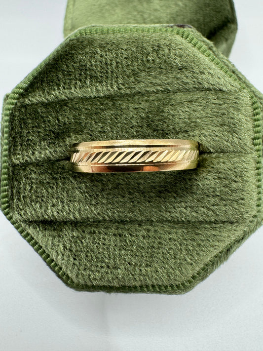 9ct gold patterned band