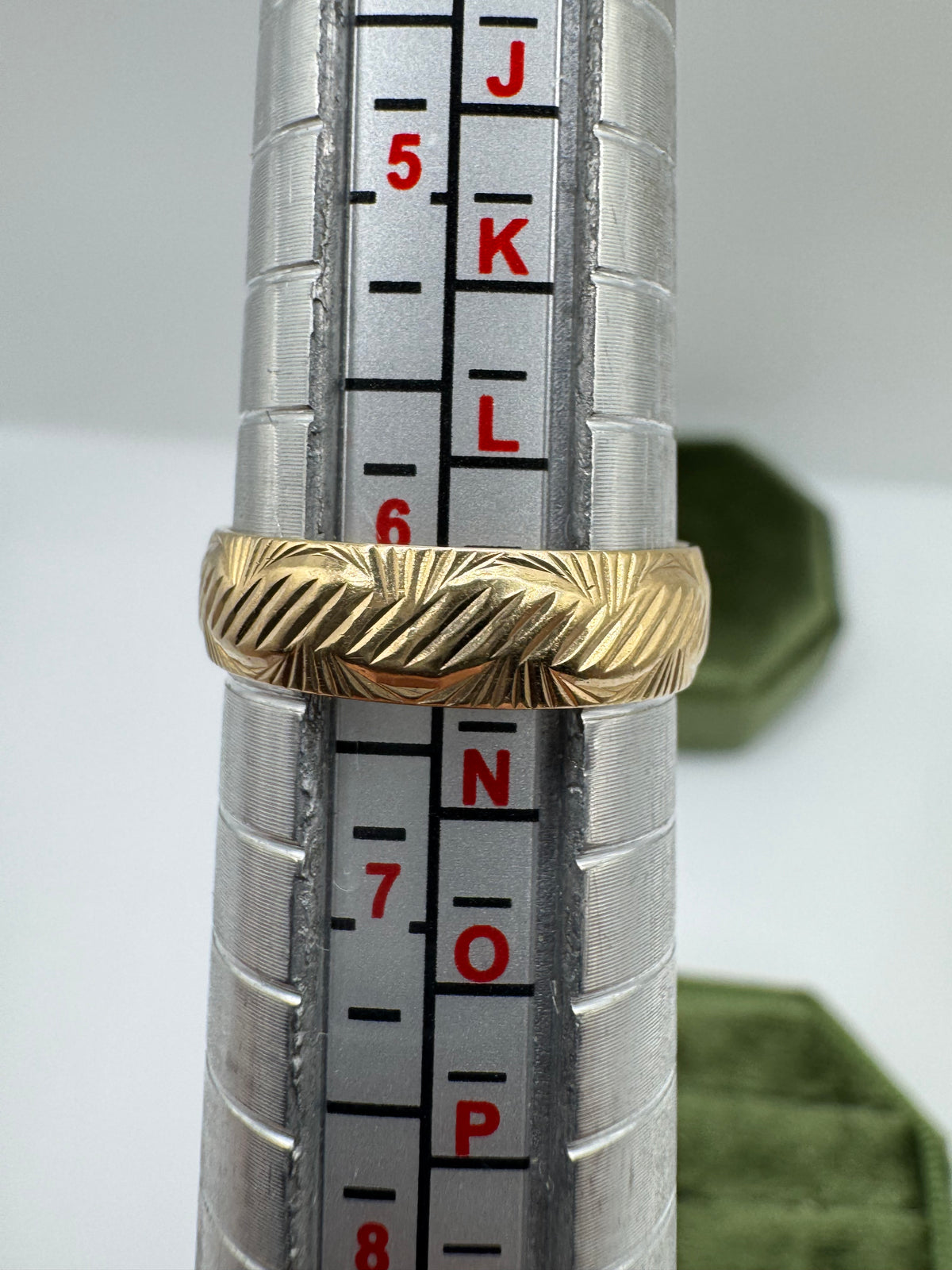 Vintage 9ct gold patterned band