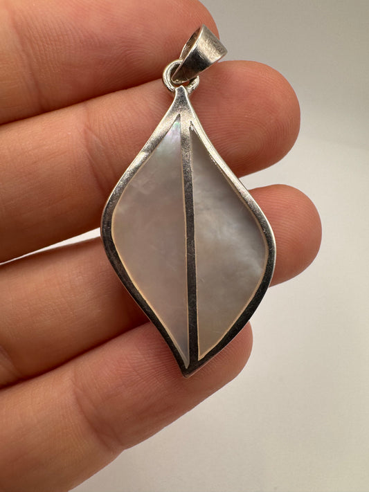 Silver mother of pearl pendant