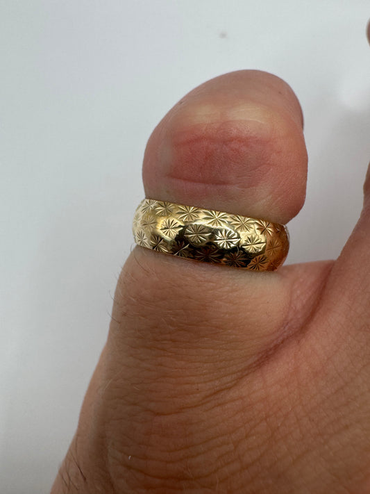9ct gold patterned band