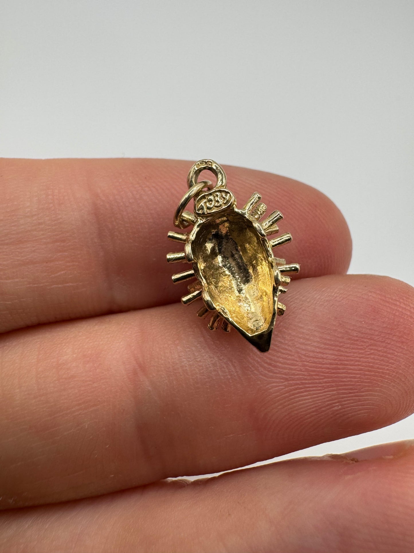 9ct gold hedgehog charm