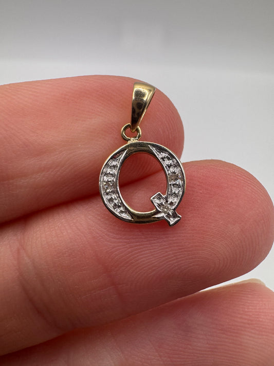 9ct gold diamond initial Q pendant