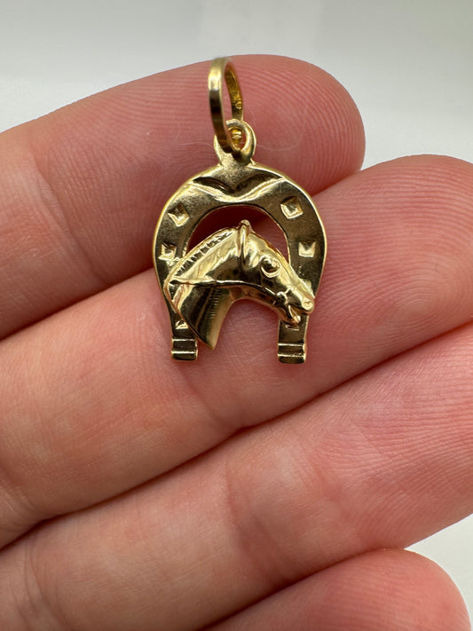 9ct gold horseshoe pendant