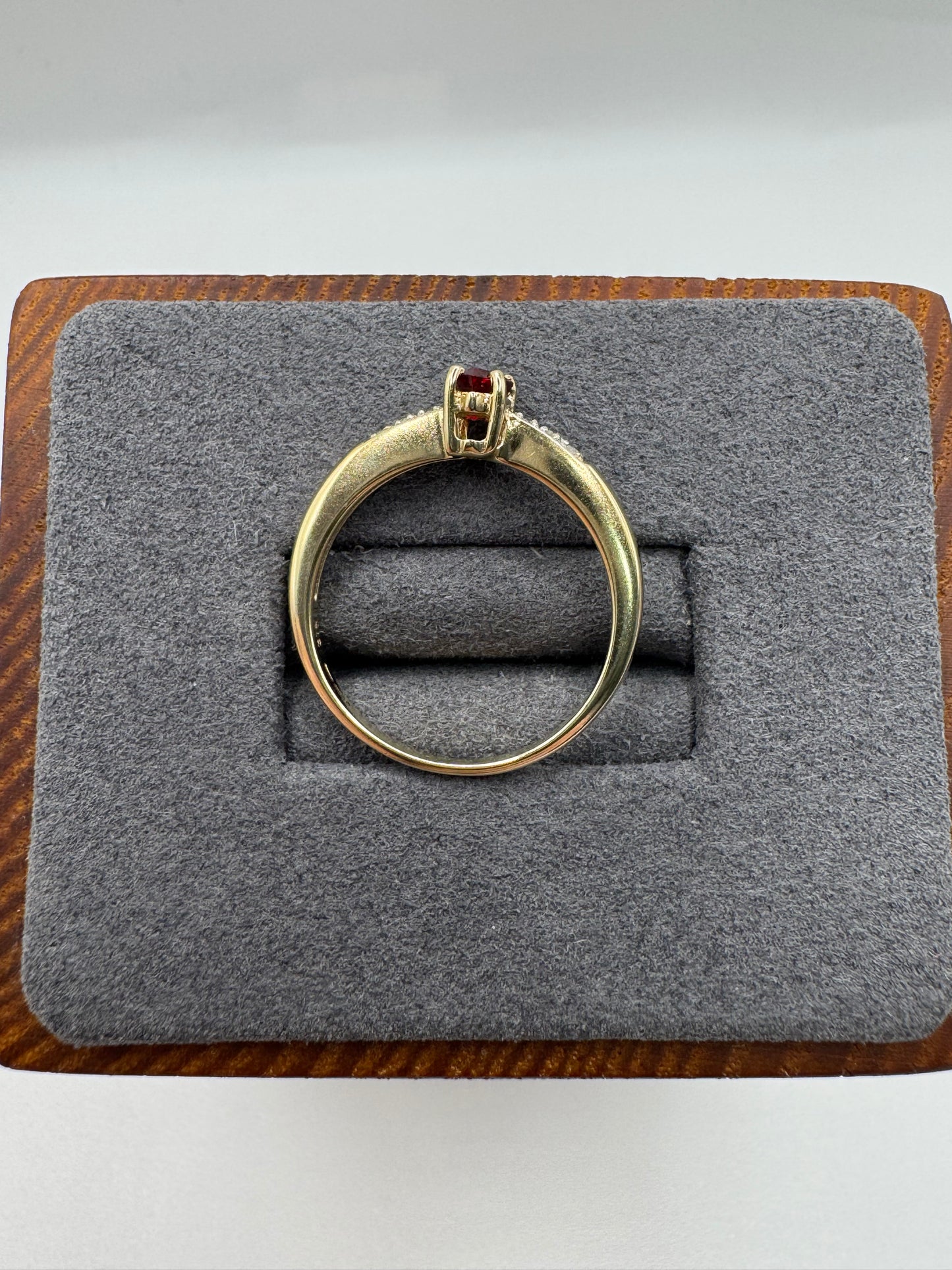 9ct gold garnet and diamond ring