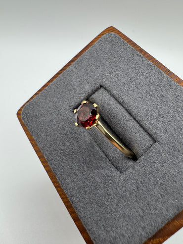 9ct gold garnet ring