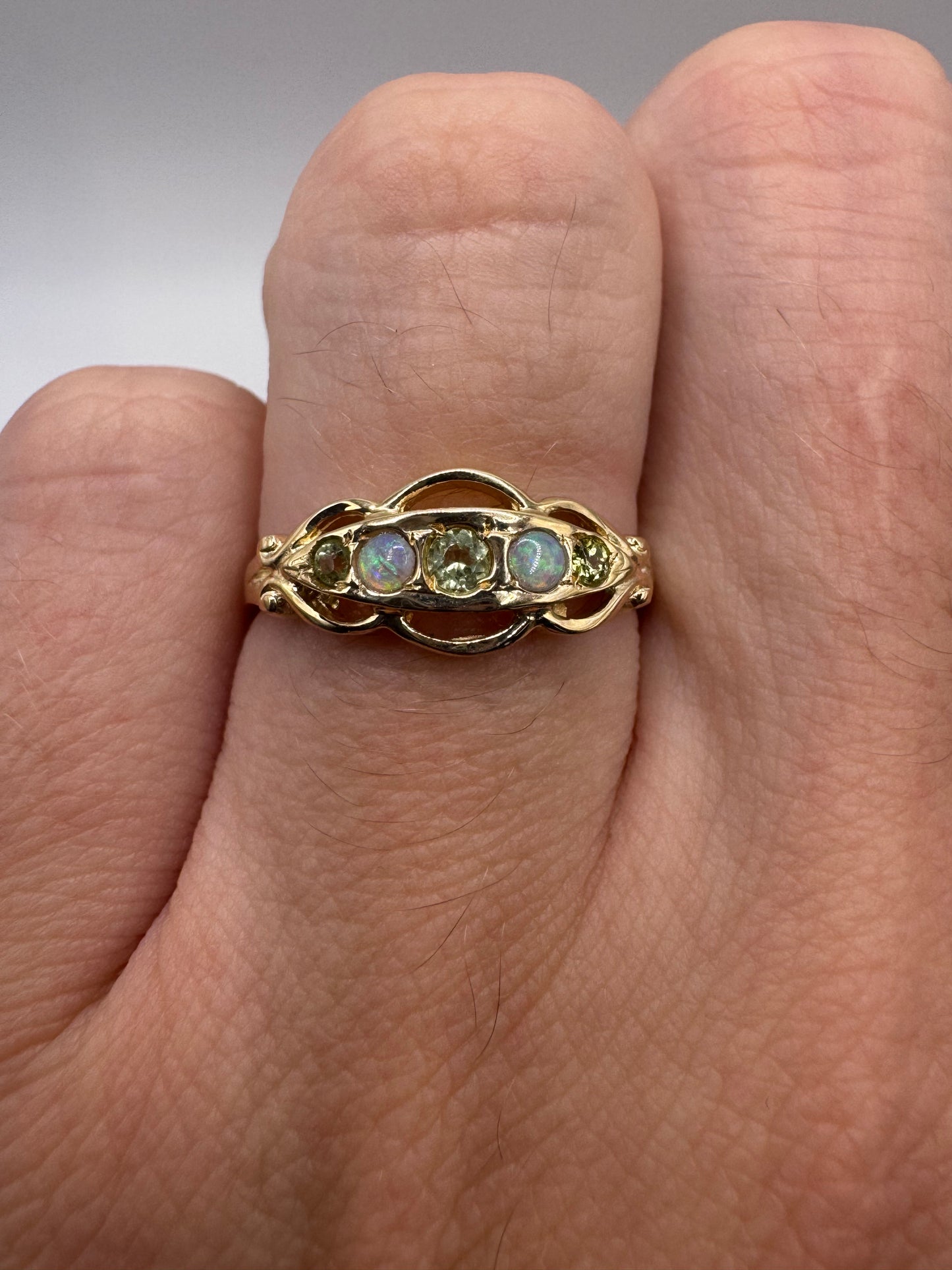 9ct gold peridot and opal ring