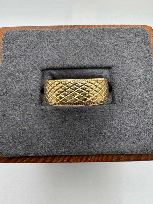 9ct gold engraved band