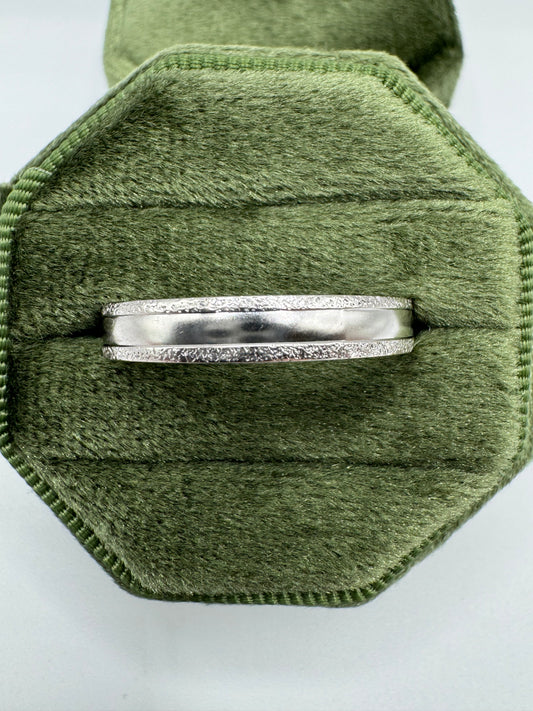 9ct white gold patterned band
