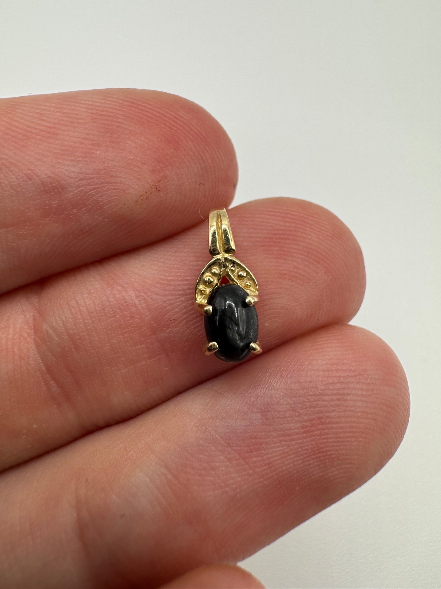 9ct gold cabochon sapphire pendant
