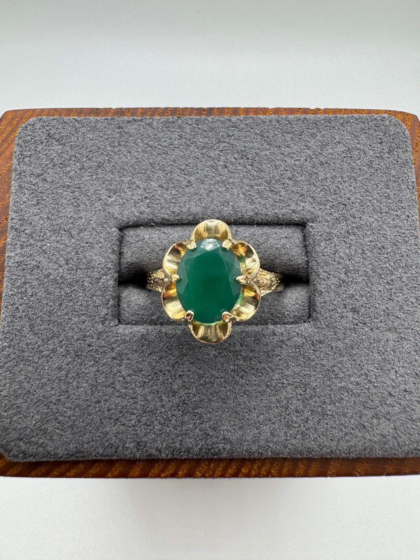 9ct gold green agate ring