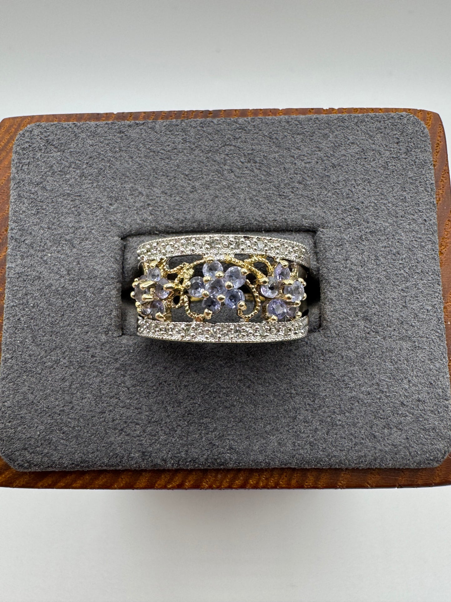 9ct gold tanzanite and diamond ring