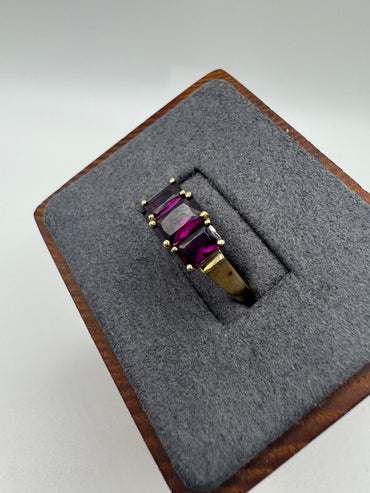 9ct gold garnet ring
