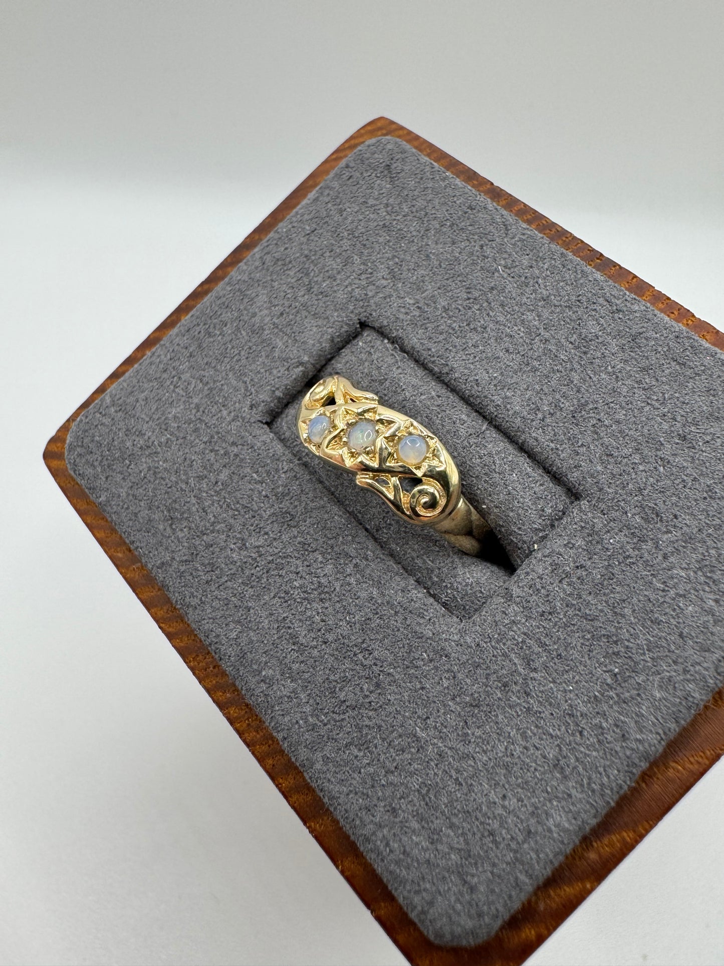 9ct gold moonstone gypsy ring