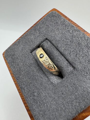 9ct gold sapphire engraved gypsy ring