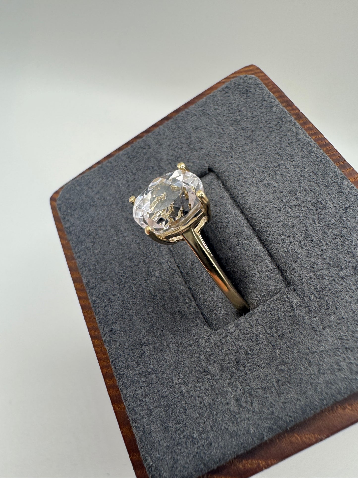 9ct gold quartz ring
