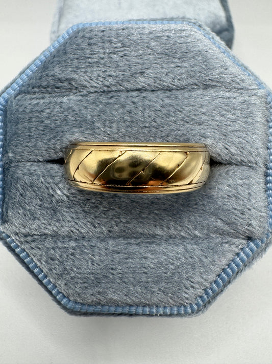 9ct gold patterned band