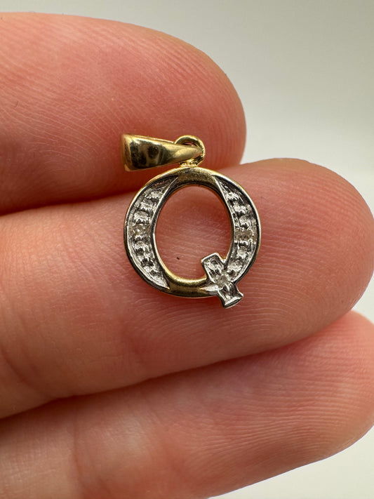 9ct gold diamond initial Q pendant