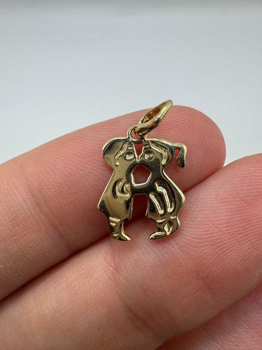 9ct gold boy and girl kissing pendant