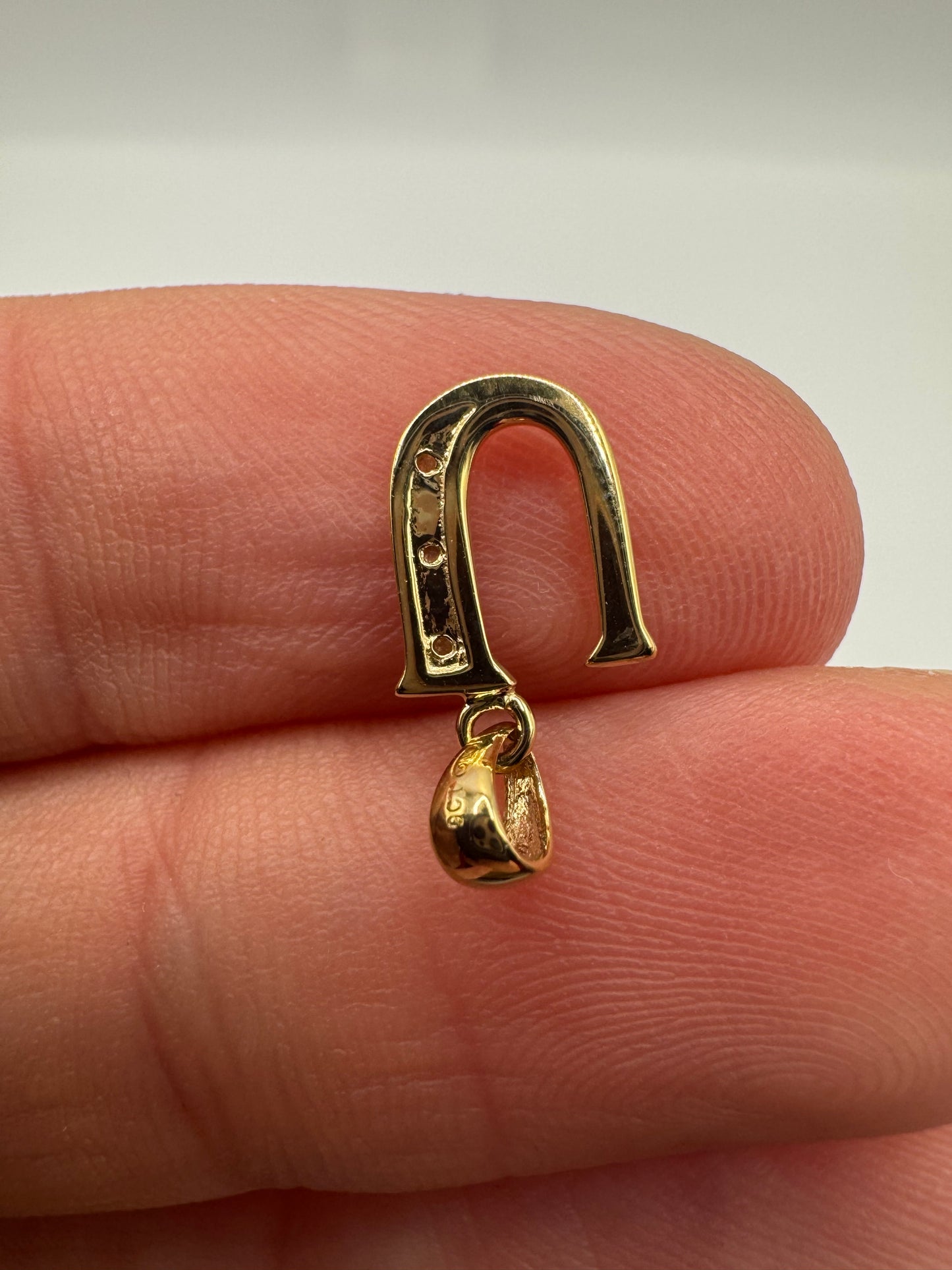 9ct gold diamond initial R pendant