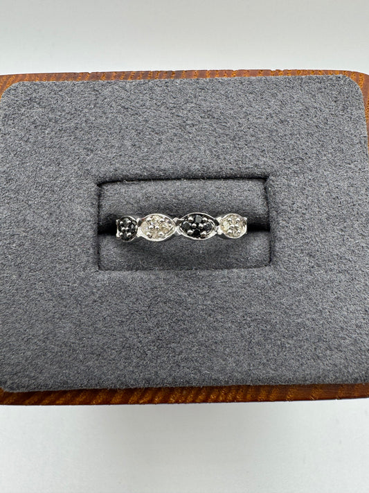 9ct white gold diamond (inc black diamond) ring