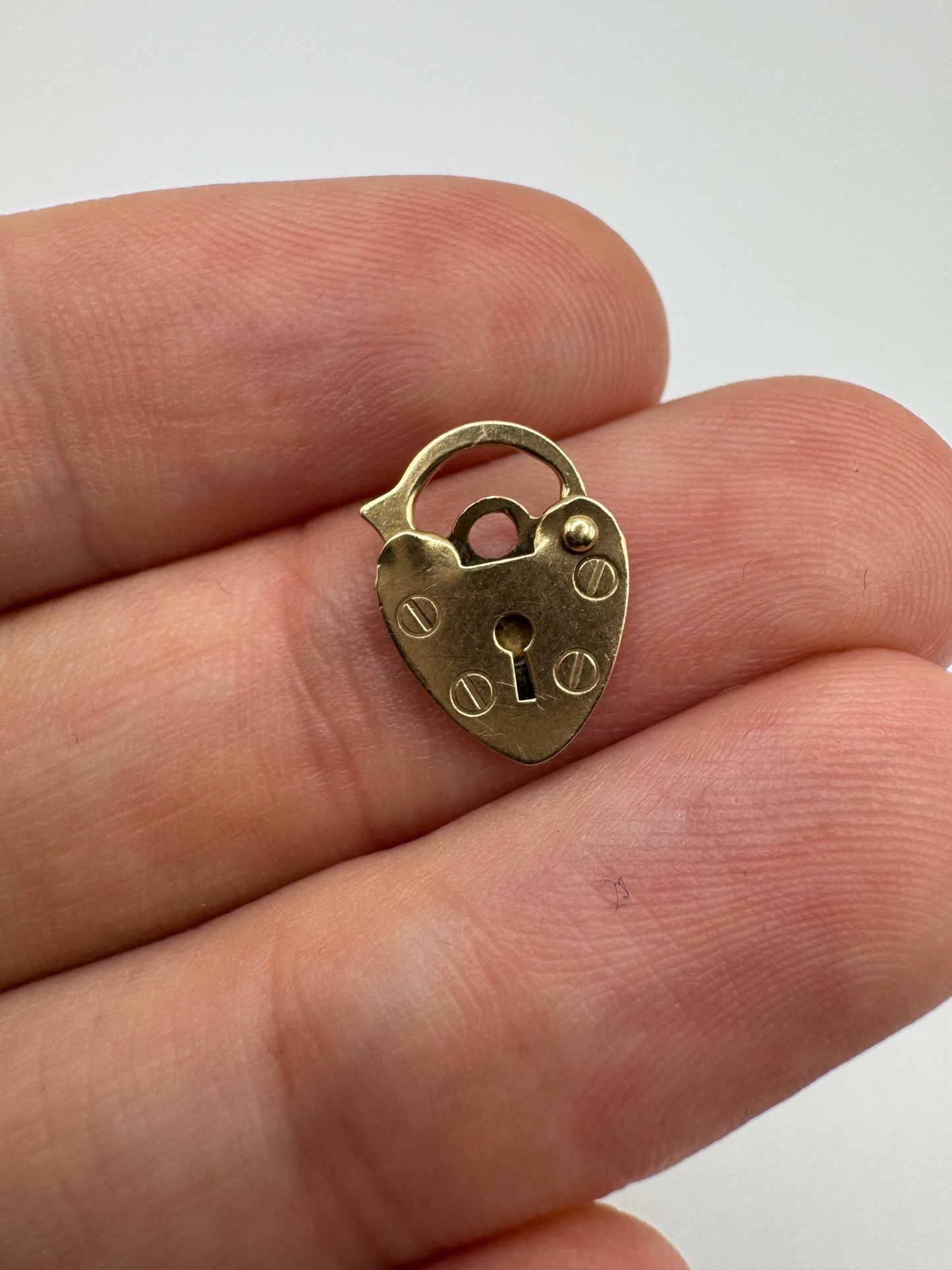 9ct gold padlock 40