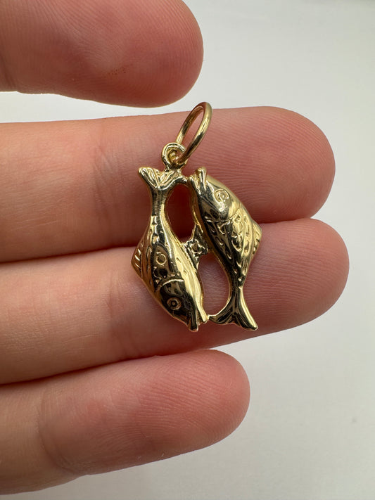 9ct gold Pisces zodiac pendant