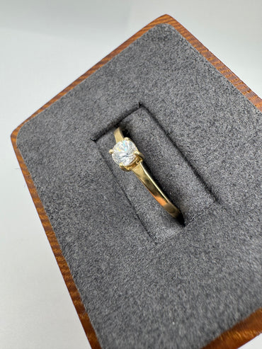 9ct gold white zircon ring