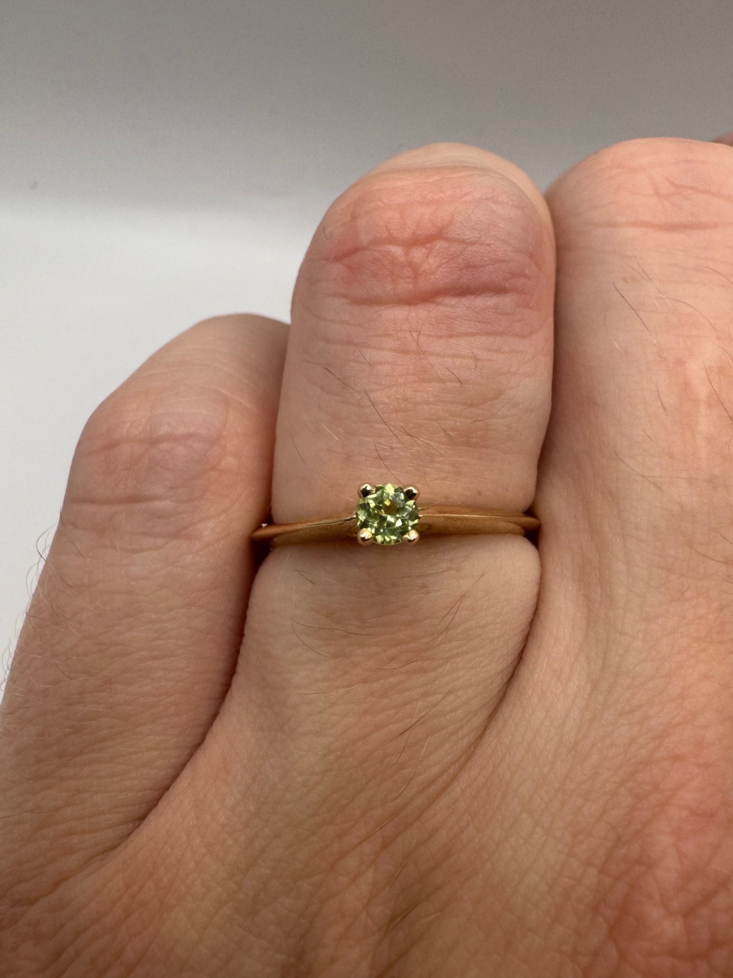 9ct gold peridot ring