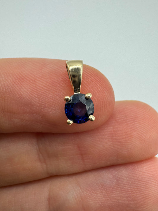 9ct gold kyanite pendant