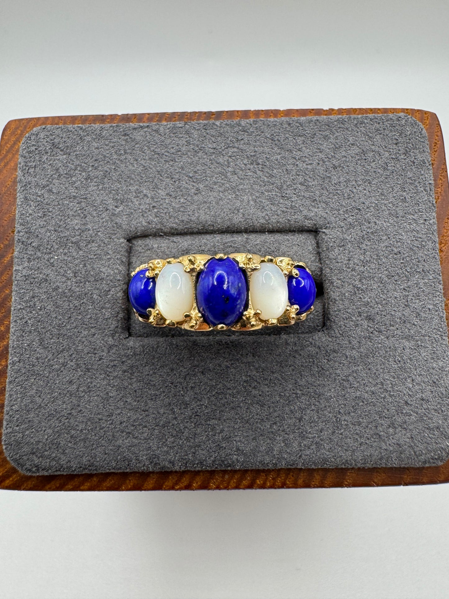 9ct gold lapis lazuli and mother of pearl ring