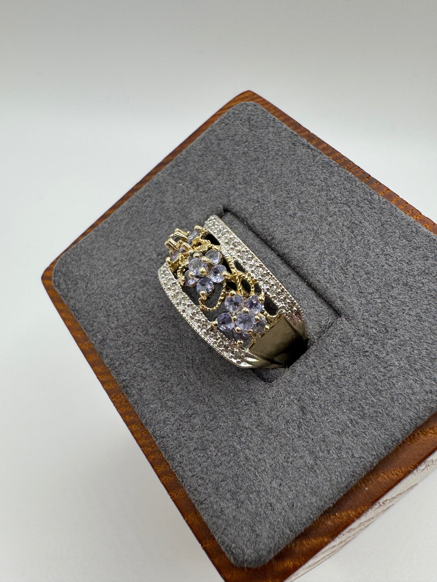 9ct gold tanzanite and diamond ring
