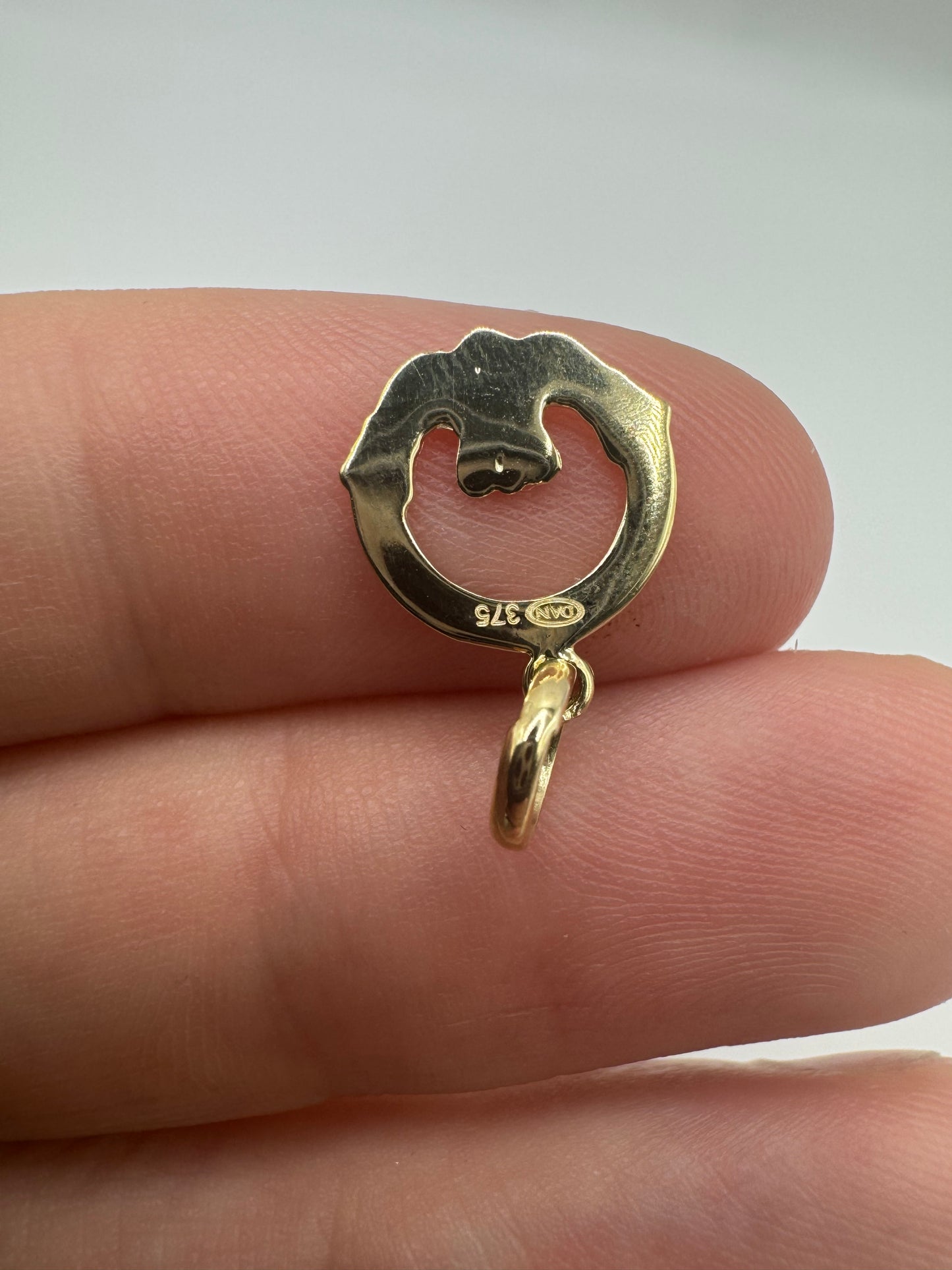 9ct gold claddagh pendant