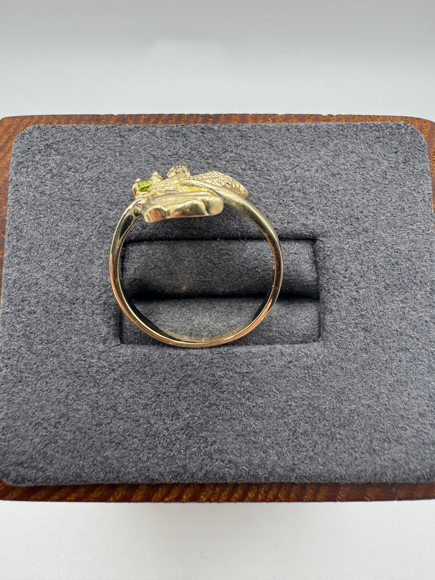 9ct gold peridot angel ring