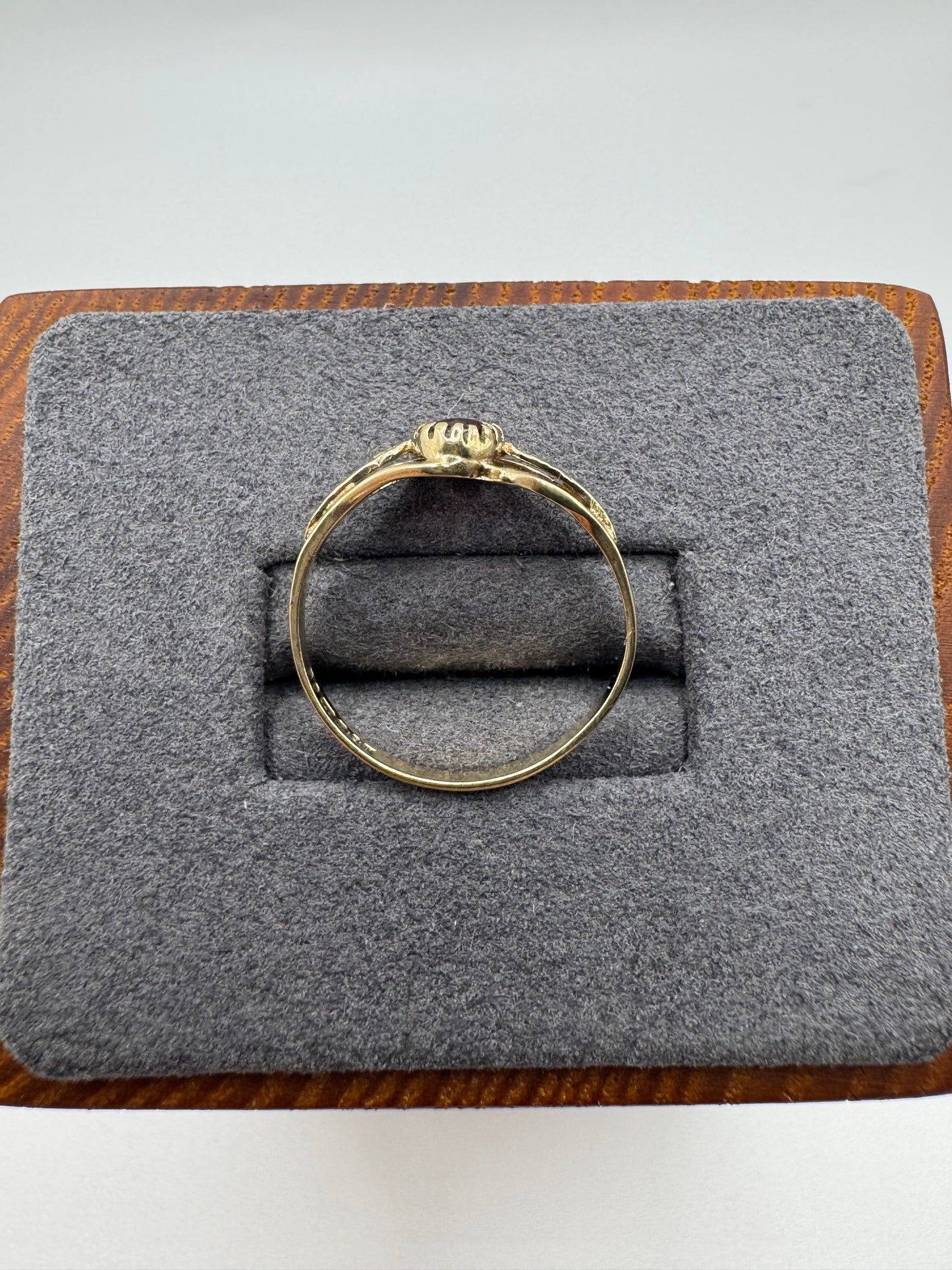 9ct gold garnet ring