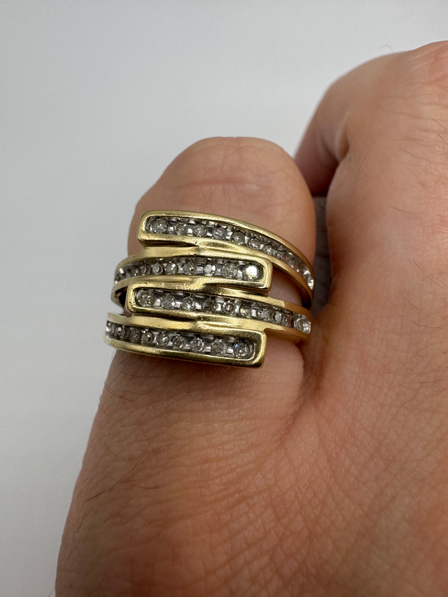 Heavy 9ct gold 0.33ct diamond ring