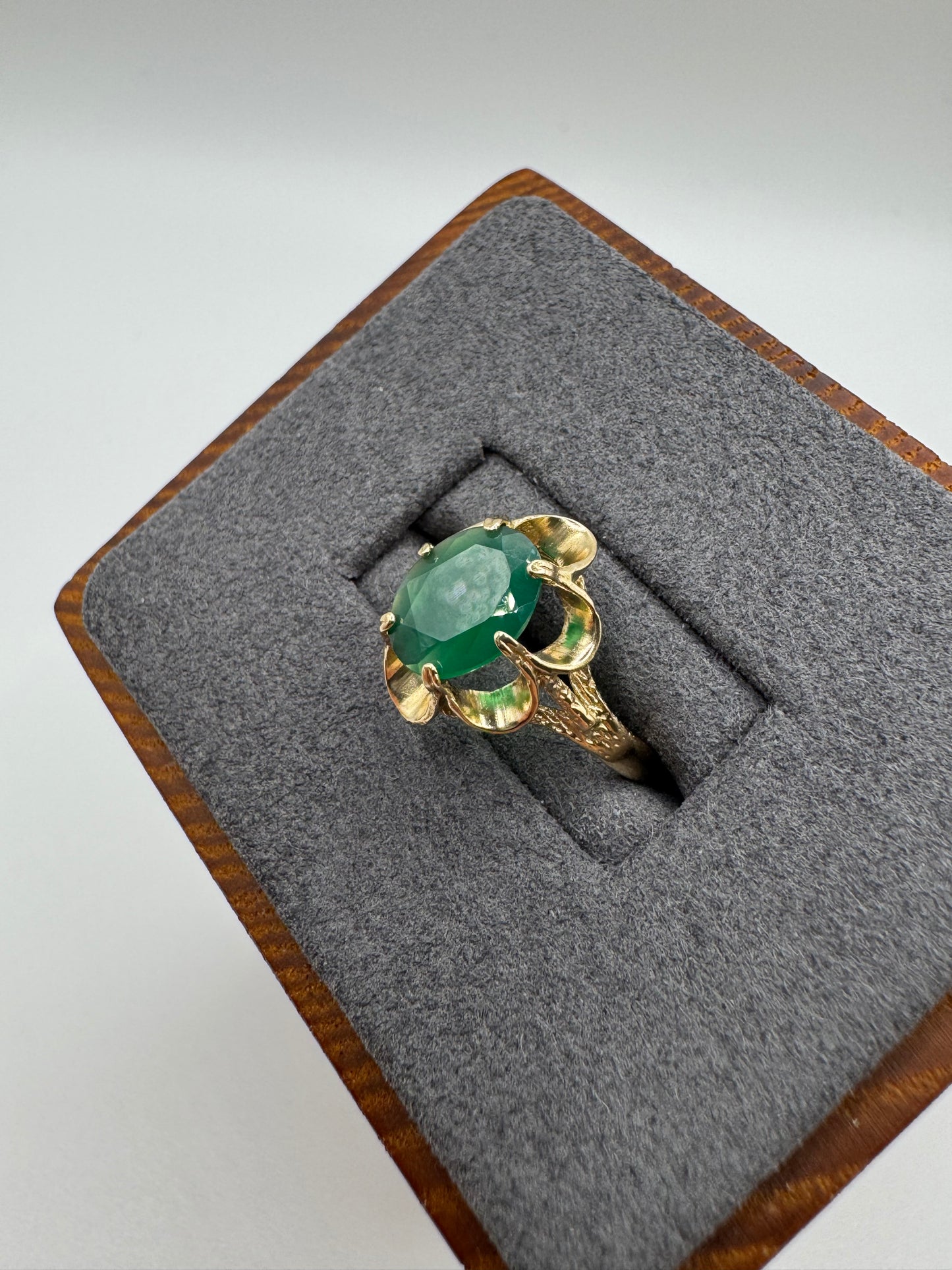 9ct gold green agate ring