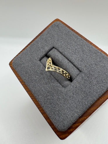 9ct gold patterned wishbone ring