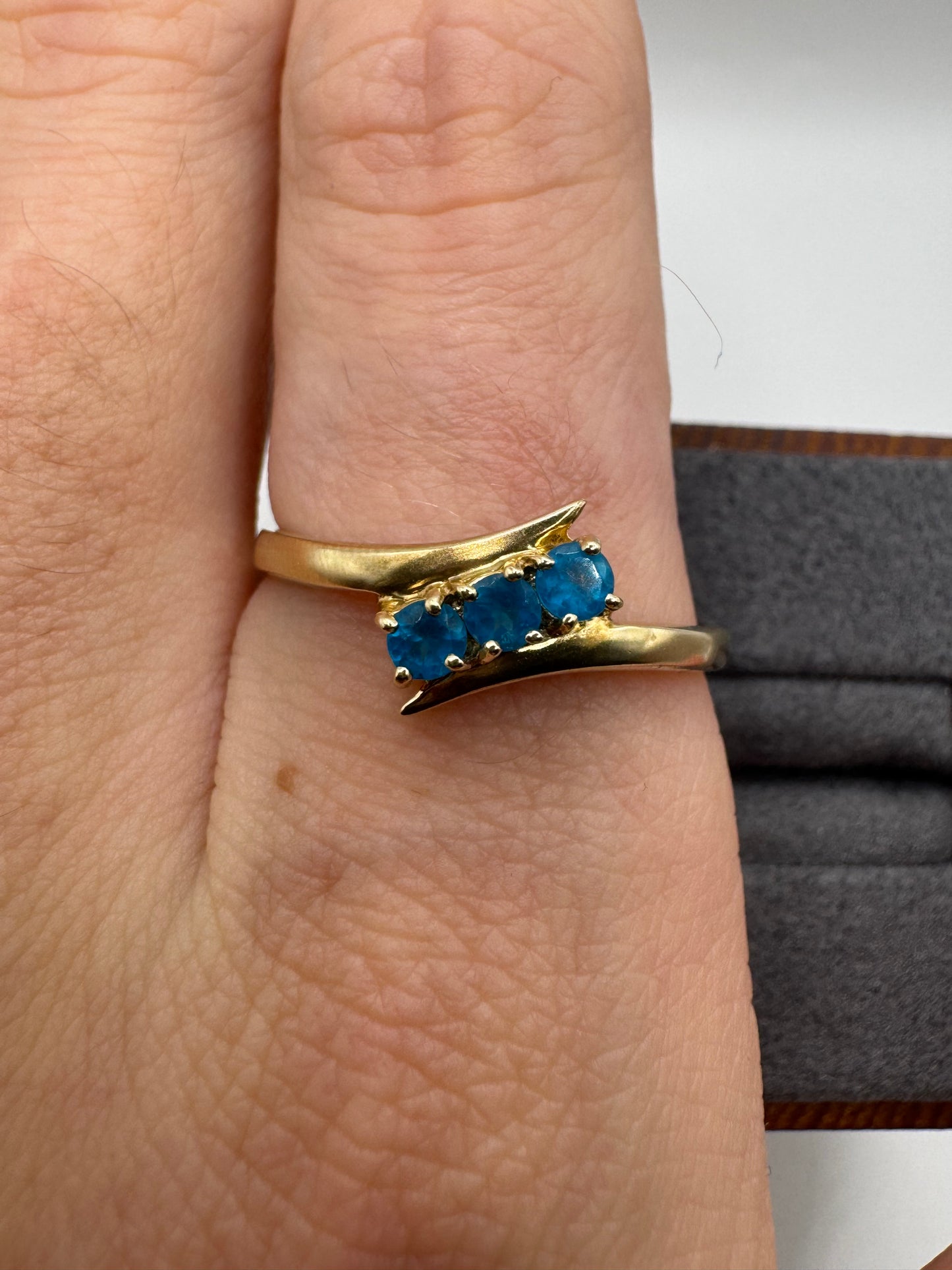 9ct gold blue apatite ring
