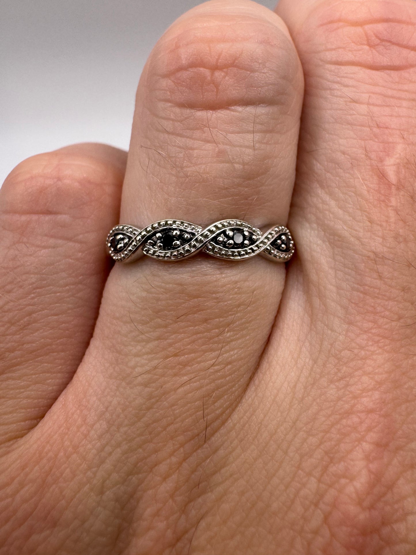 9ct gold diamond ring (inc black diamonds)