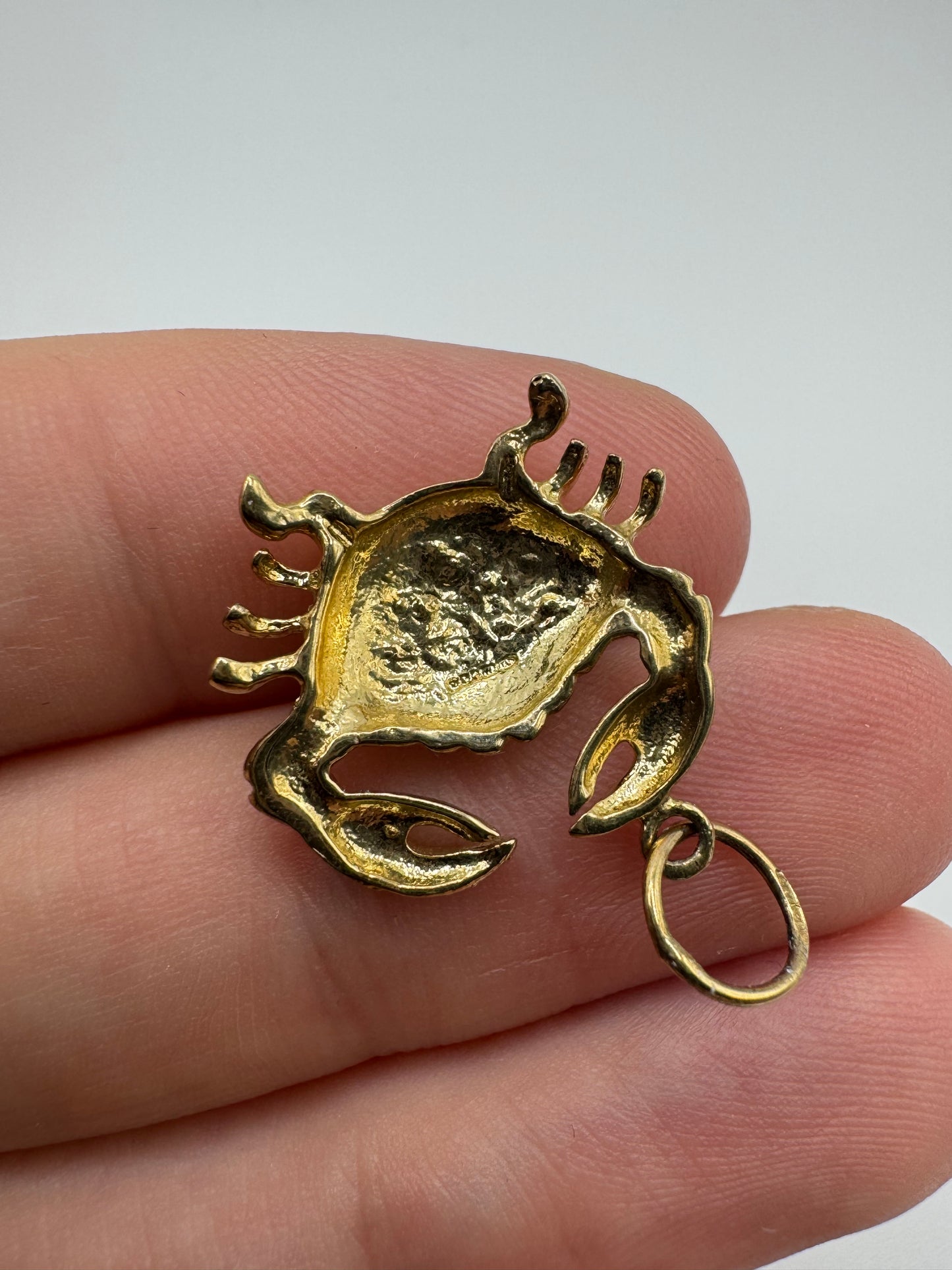 9ct gold Cancer zodiac pendant