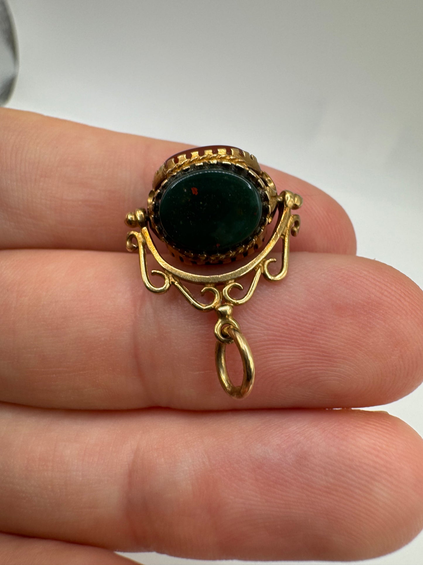 9ct gold onyx, carnelian and bloodstone spinning fob